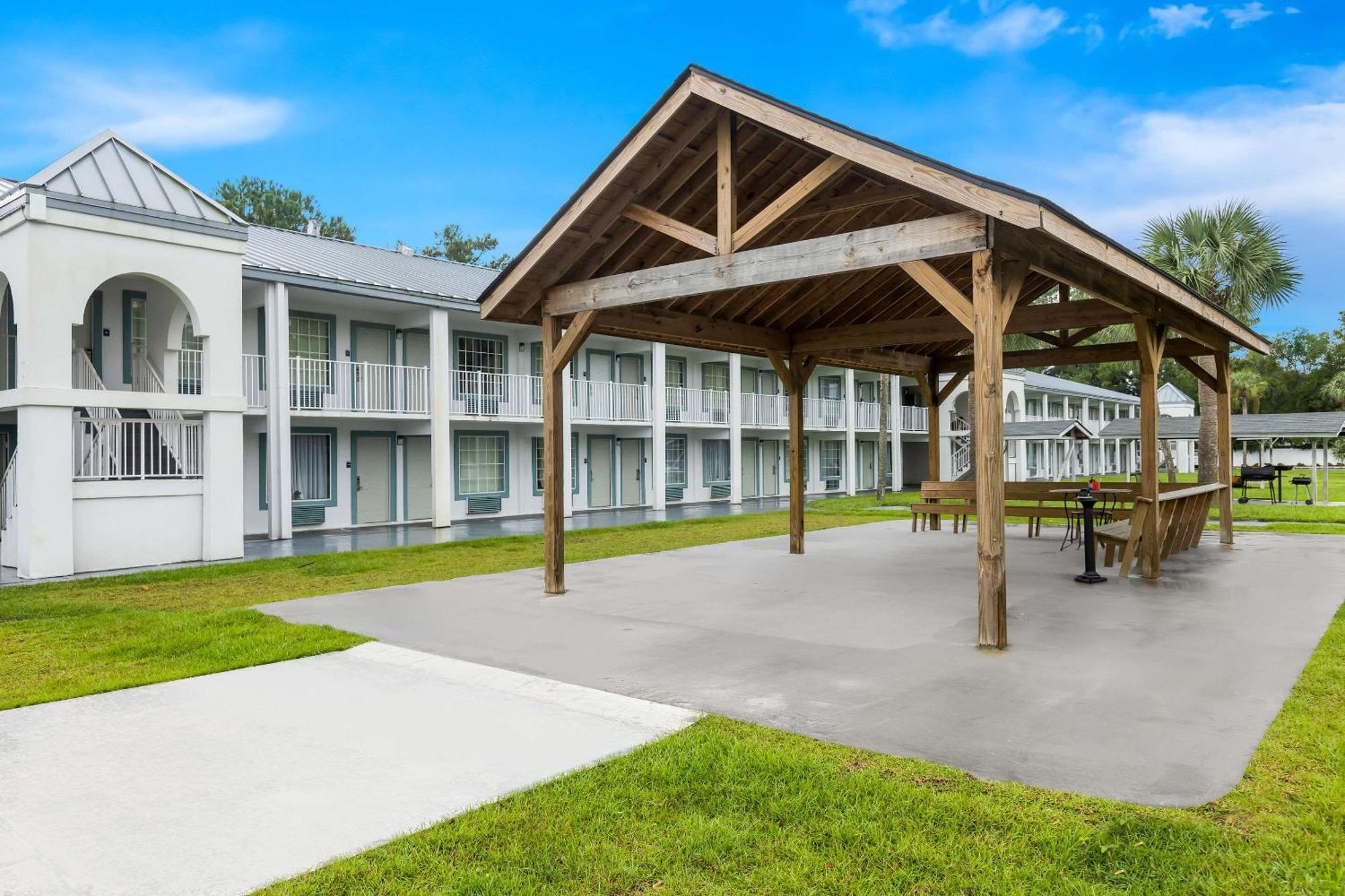 Suburban Studios By Choice Hotels - Award Winning - New 2024 - Walk To Eateries & Grocery - Ultra Sparkling - Garden Rooms - Designer Lighting & Right Off I-95 - Proudly An All American Managed Property 不伦瑞克 外观 照片