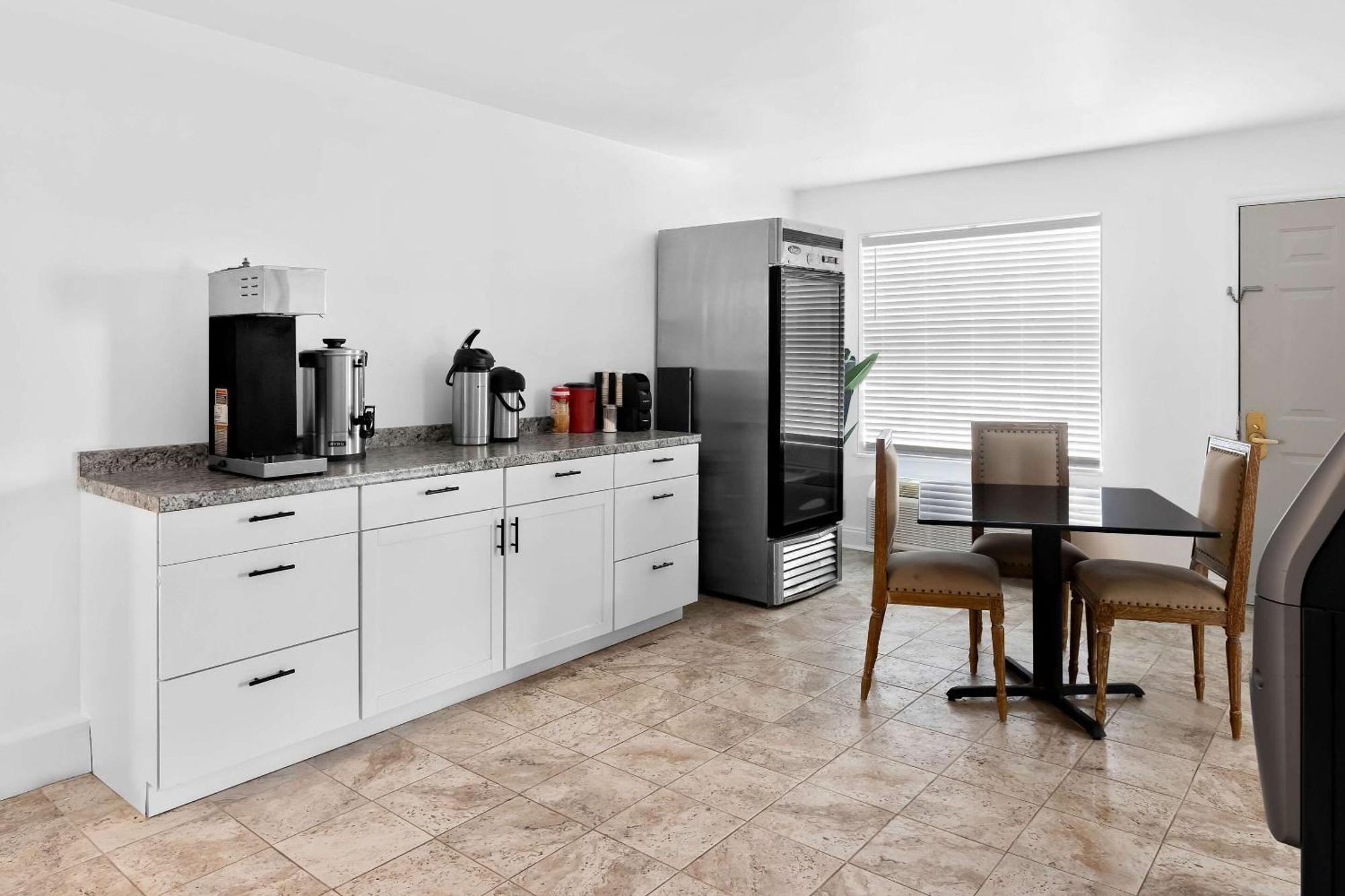 Suburban Studios By Choice Hotels - Award Winning - New 2024 - Walk To Eateries & Grocery - Ultra Sparkling - Garden Rooms - Designer Lighting & Right Off I-95 - Proudly An All American Managed Property 不伦瑞克 外观 照片