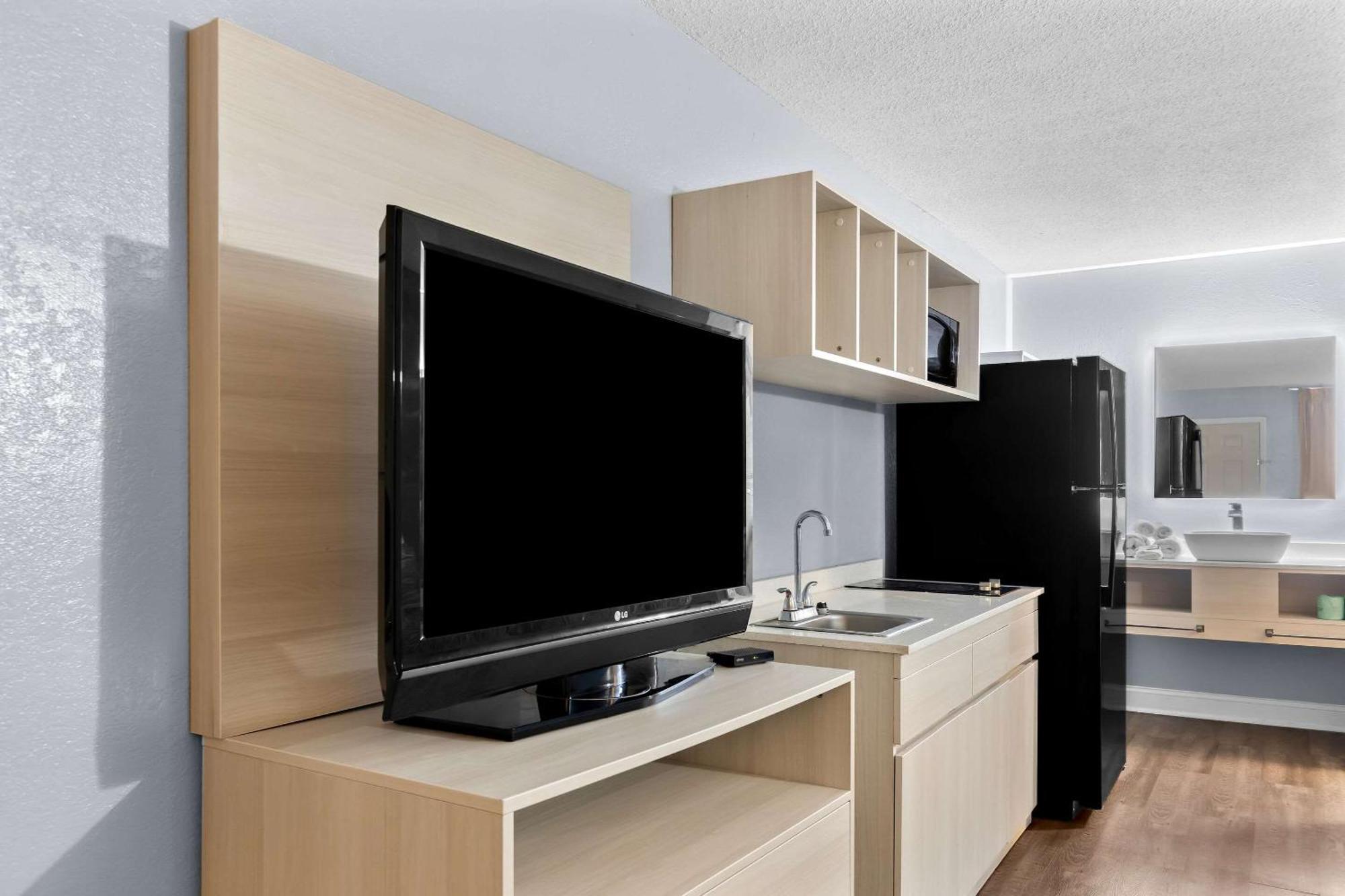 Suburban Studios By Choice Hotels - Award Winning - New 2024 - Walk To Eateries & Grocery - Ultra Sparkling - Garden Rooms - Designer Lighting & Right Off I-95 - Proudly An All American Managed Property 不伦瑞克 外观 照片