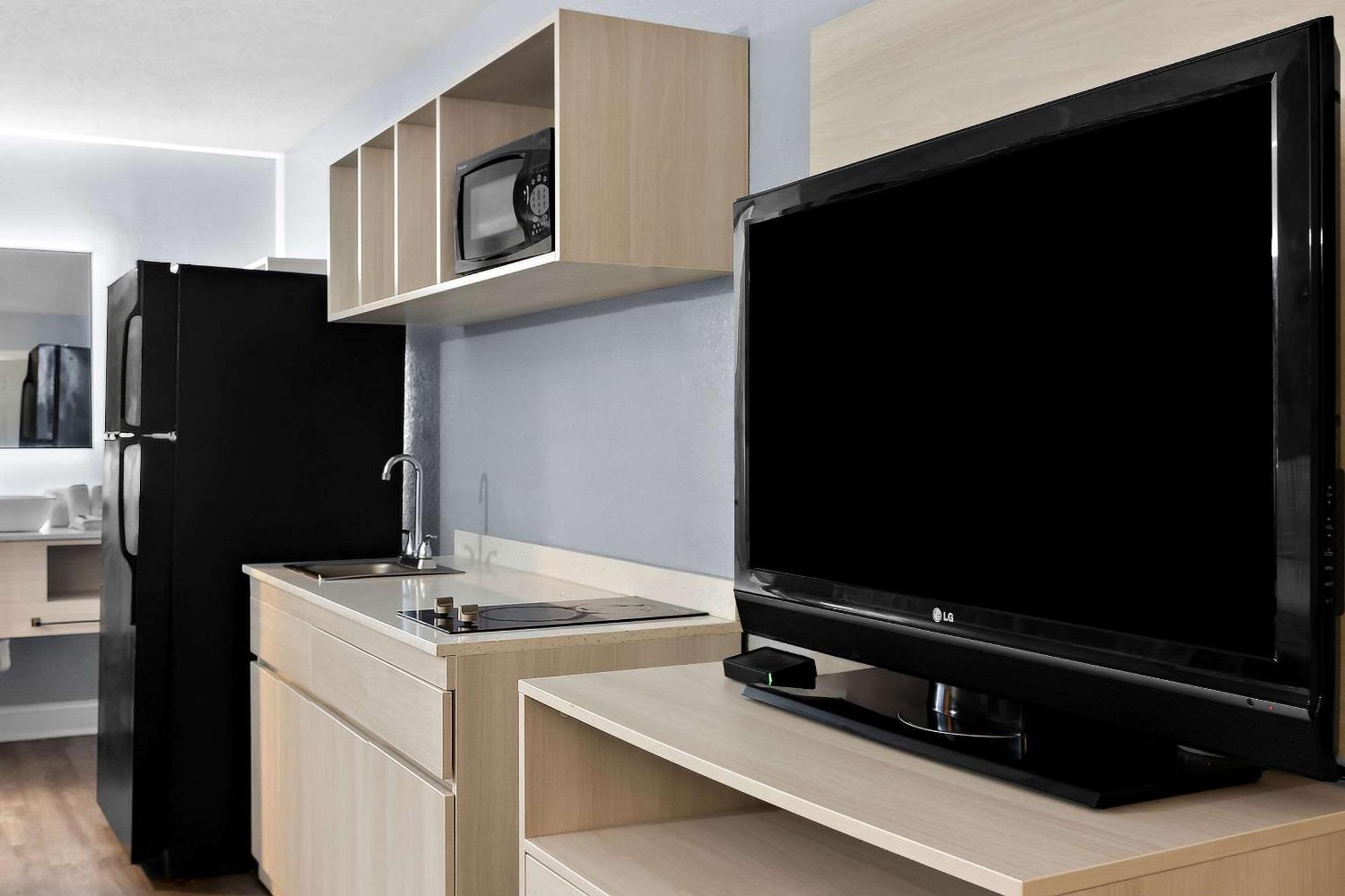 Suburban Studios By Choice Hotels - Award Winning - New 2024 - Walk To Eateries & Grocery - Ultra Sparkling - Garden Rooms - Designer Lighting & Right Off I-95 - Proudly An All American Managed Property 不伦瑞克 外观 照片