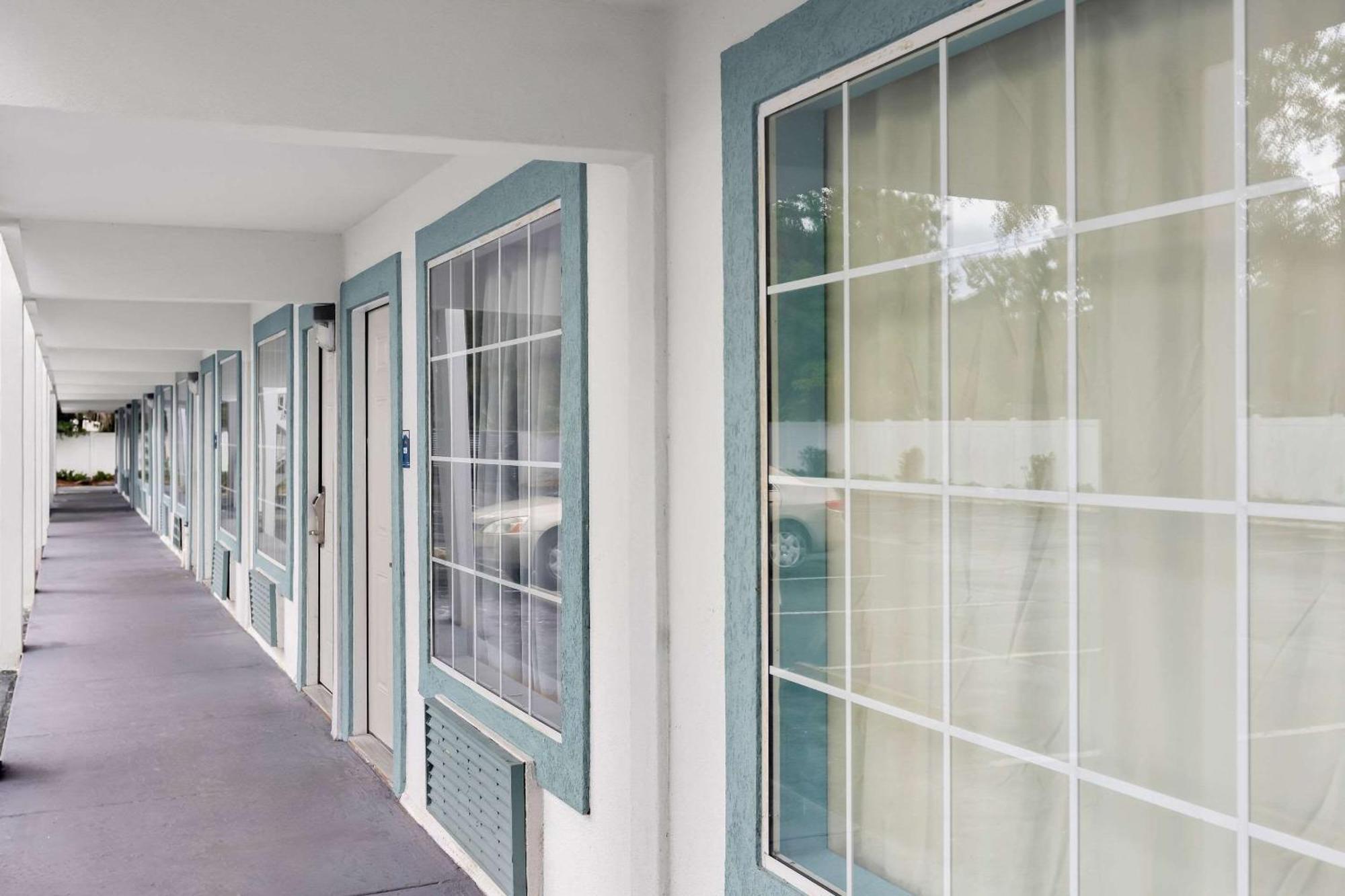 Suburban Studios By Choice Hotels - Award Winning - New 2024 - Walk To Eateries & Grocery - Ultra Sparkling - Garden Rooms - Designer Lighting & Right Off I-95 - Proudly An All American Managed Property 不伦瑞克 外观 照片