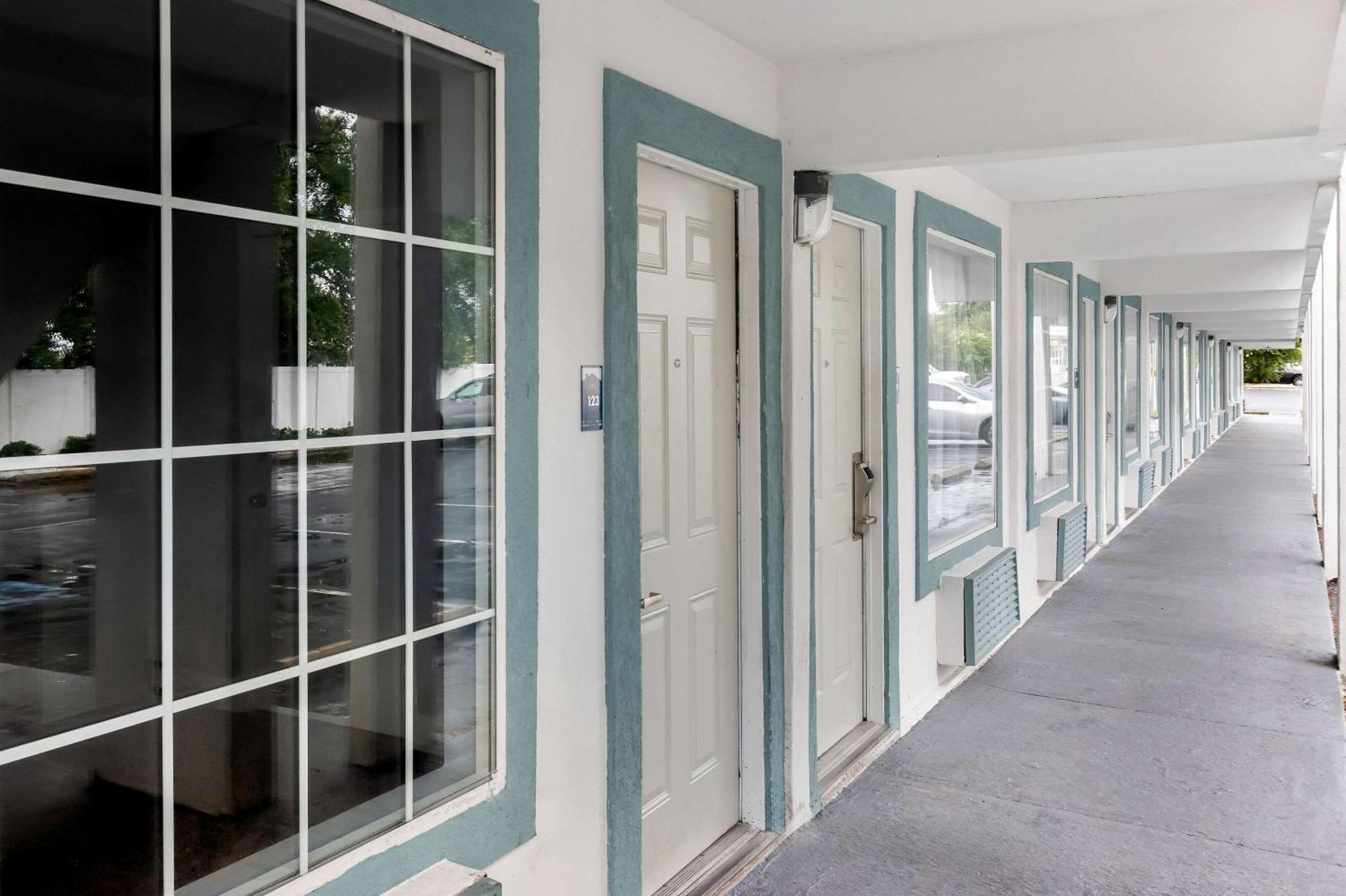 Suburban Studios By Choice Hotels - Award Winning - New 2024 - Walk To Eateries & Grocery - Ultra Sparkling - Garden Rooms - Designer Lighting & Right Off I-95 - Proudly An All American Managed Property 不伦瑞克 外观 照片