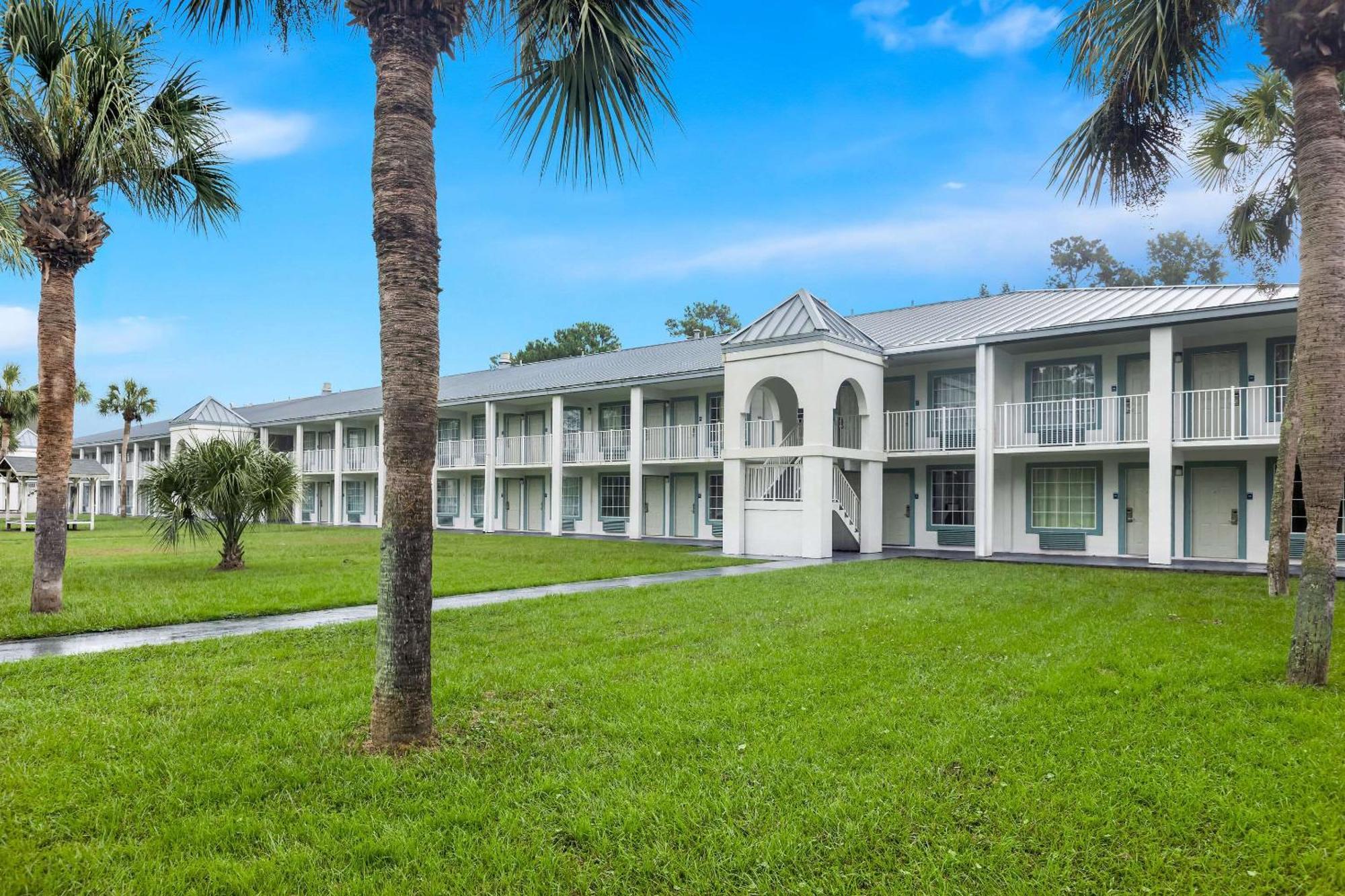 Suburban Studios By Choice Hotels - Award Winning - New 2024 - Walk To Eateries & Grocery - Ultra Sparkling - Garden Rooms - Designer Lighting & Right Off I-95 - Proudly An All American Managed Property 不伦瑞克 外观 照片